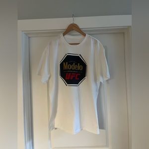 Modelo UFC Shirt